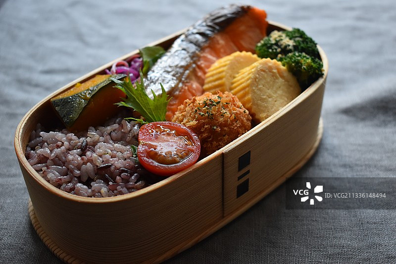 曲物便当：日式午餐盒，圆形木盘，盐烤鲑鱼图片素材