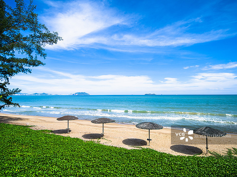 三亚湾椰梦长廊阳光海岸遮阳伞日光浴图片素材