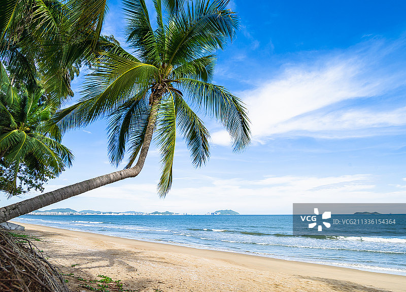 三亚湾椰梦长廊阳光海岸遮阳伞日光浴图片素材