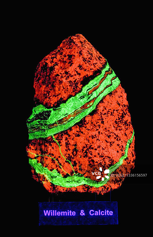 荧光闪锌矿、方解石、紫外线灯图片素材