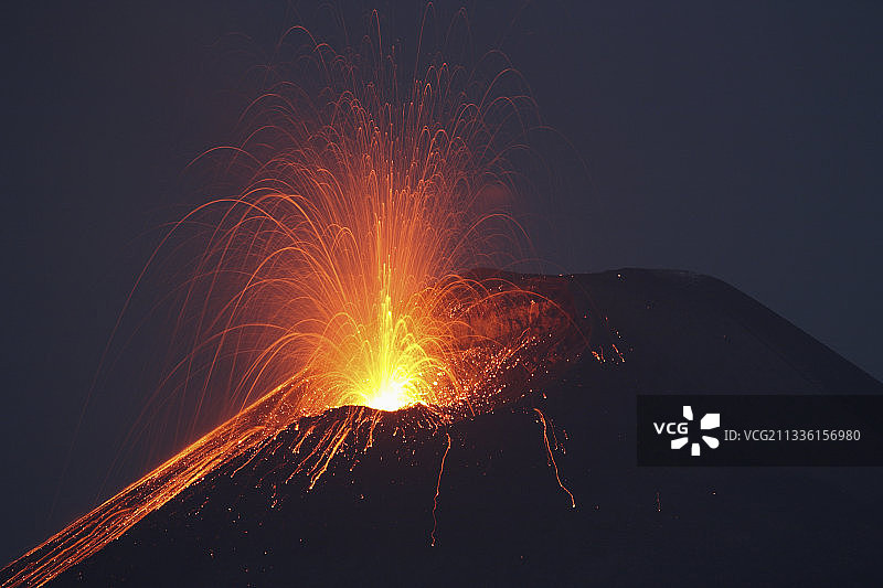 喀拉喀托火山夜间喷发图片素材