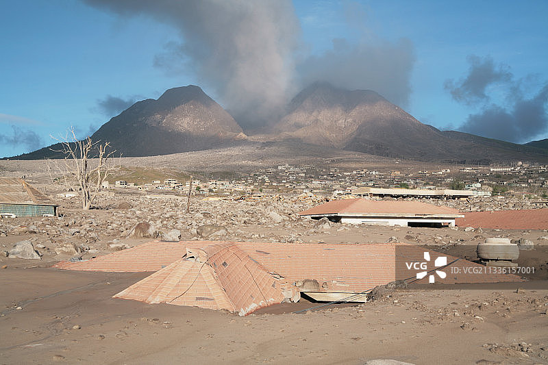 被火山泥流掩埋的受损房屋图片素材