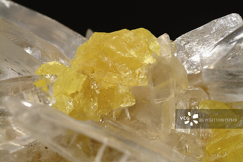 意大利西西里岛石膏上的硫磺图片素材