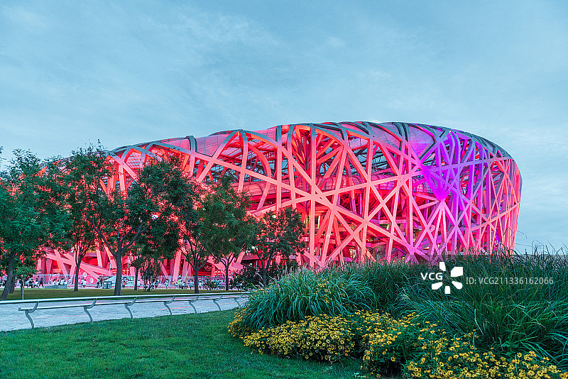 灯光亮起的北京鸟巢体育场图片素材