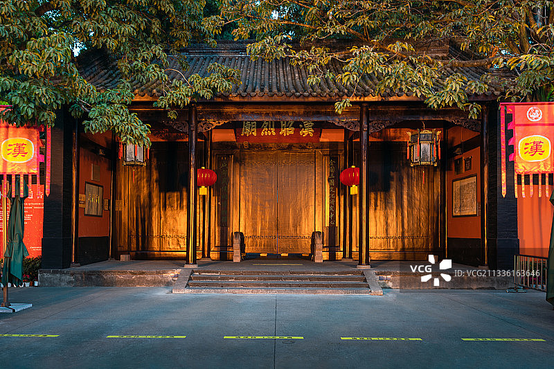 成都武侯祠博物馆，夜色下庄严的成都武侯祠博物馆大门图片素材