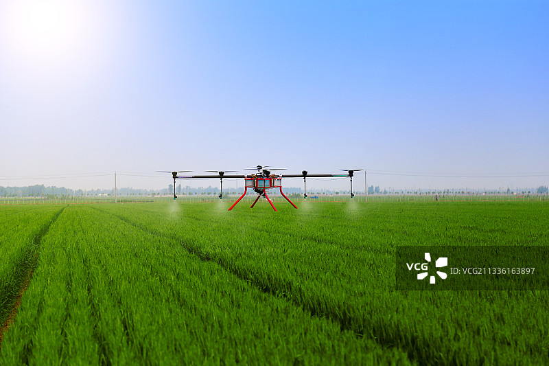植保无人机喷洒农药图片素材