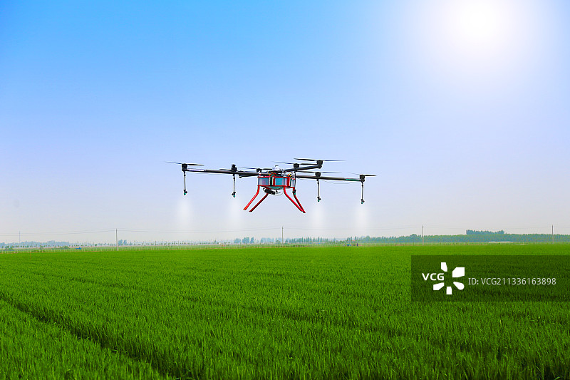 植保无人机喷洒农药图片素材