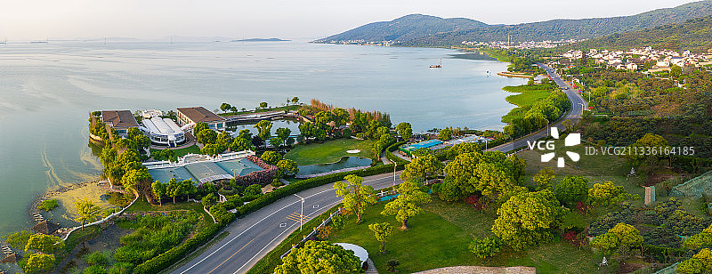 江苏苏州东山太湖夏日湖滨别墅图片素材