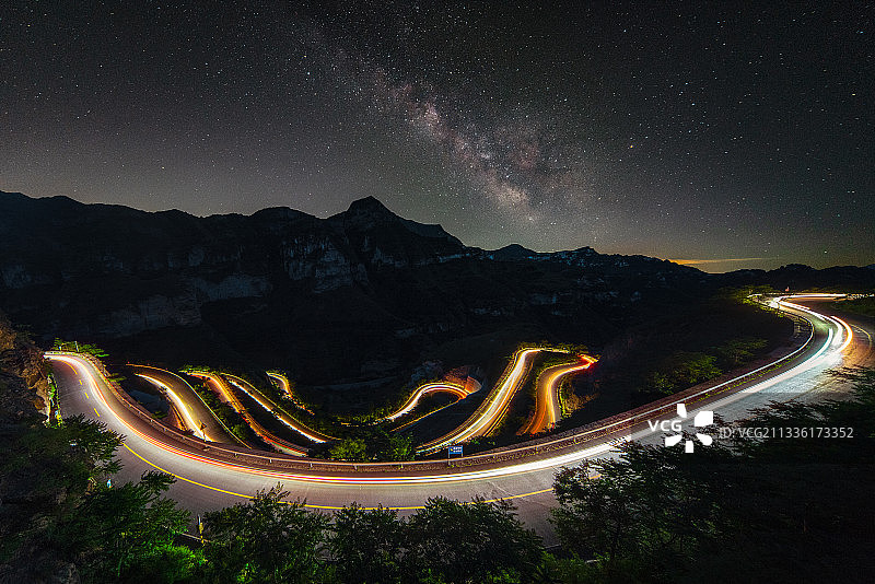 北京市房山区虹井路星空车轨图片素材
