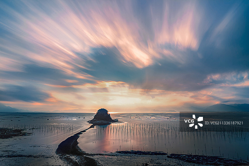 朝霞漫射馒头山——福建霞浦，退潮时的馒头山似礼帽。图片素材