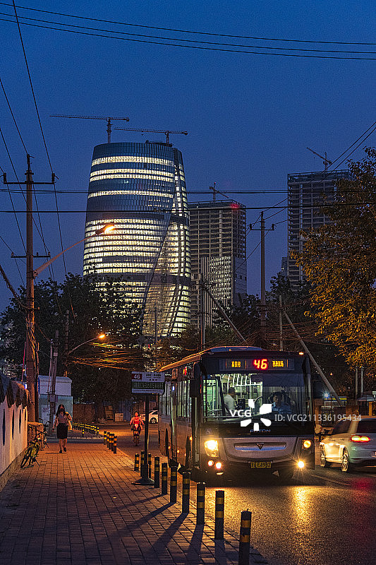 暮色老城厢外新兴的丽泽商务区图片素材