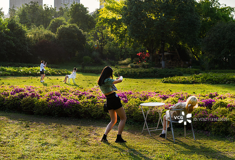 当代女性网红打卡-对比-街拍-熊婆婆的花园-重庆图片素材