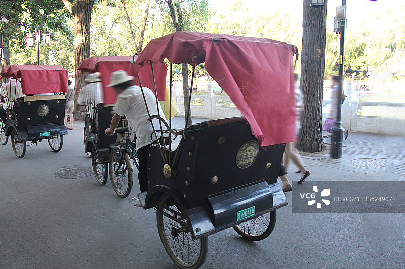 穿行在北京什刹海的三轮车图片素材