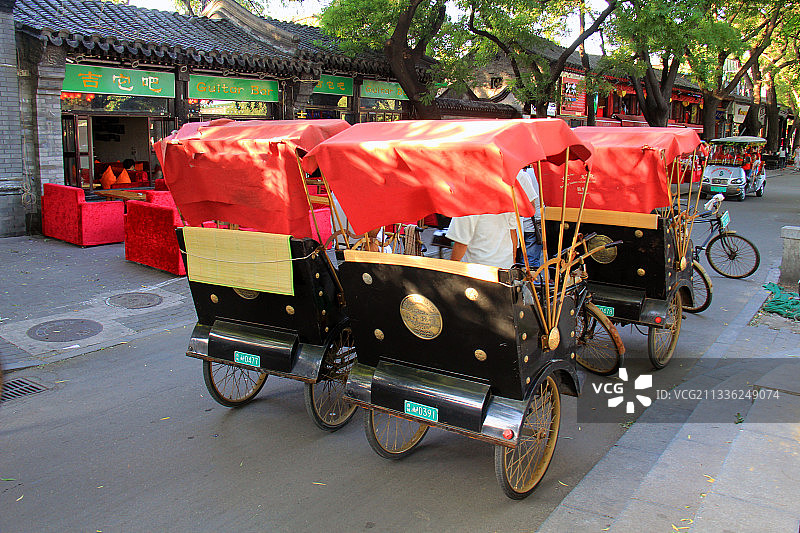 穿行在北京什刹海的三轮车图片素材