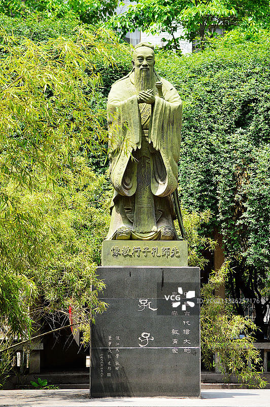西北大学太白校区孔子雕塑图片素材