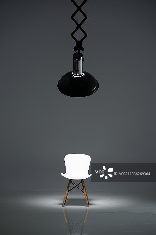 灯光下的椅子图片素材