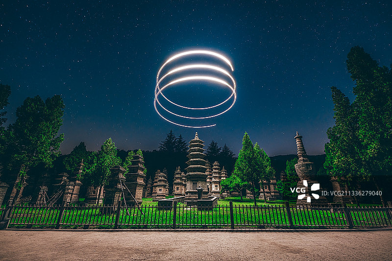 河南郑州登封少林寺塔林景区夜景图片素材