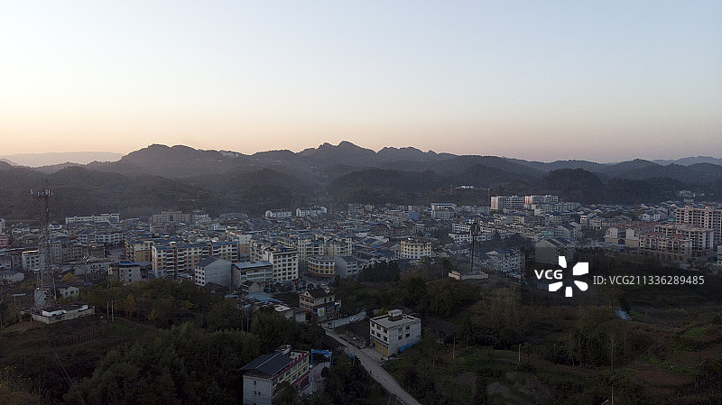 夕阳下的松烟镇图片素材