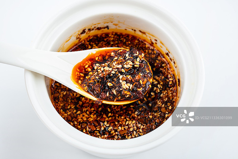 白背景上一盅芝麻红油辣子图片素材