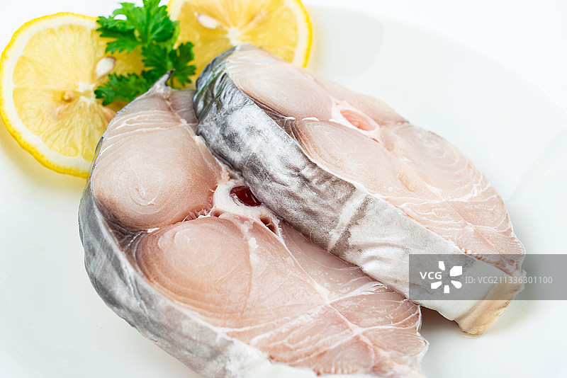 白背上新鲜马鲛鱼块图片素材