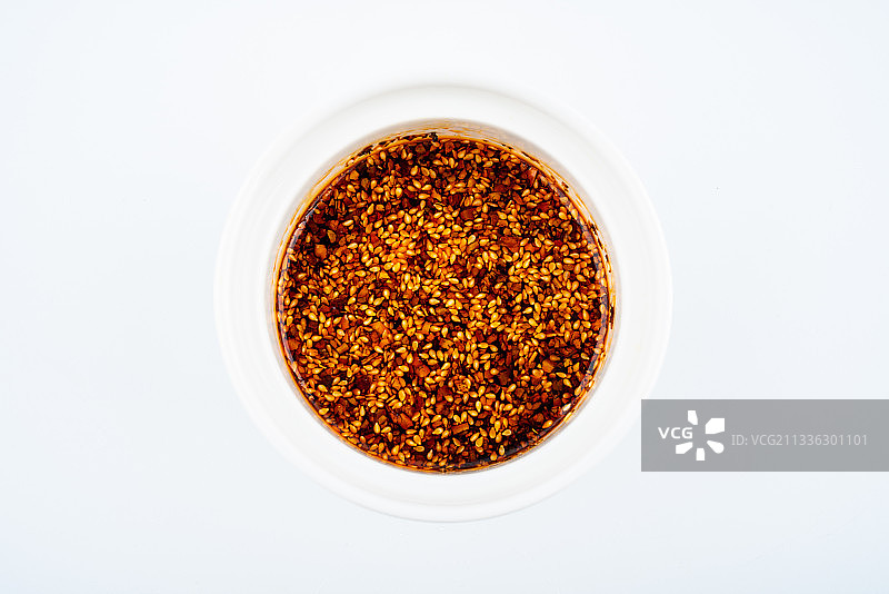 白背景上一盅芝麻红油辣子图片素材