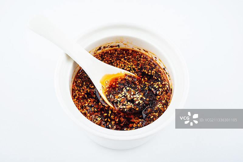 白背景上一盅芝麻红油辣子图片素材