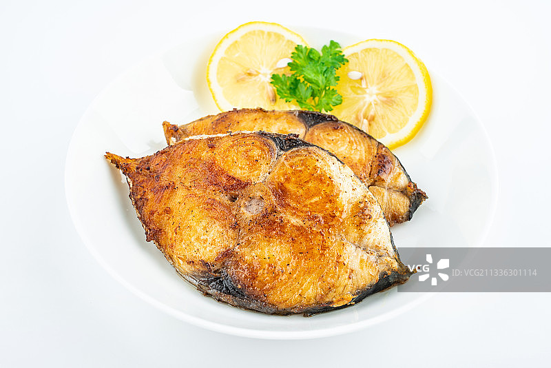 白背景上一碟香煎马鲛鱼块图片素材