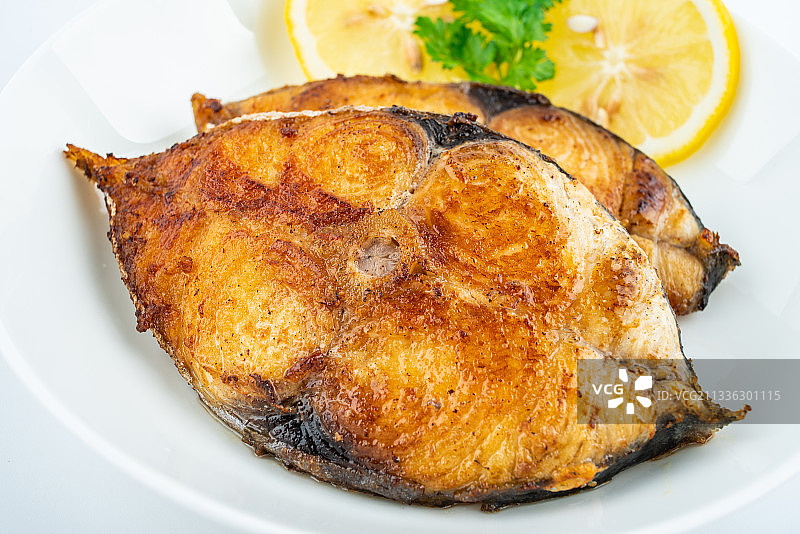 白背景上一碟香煎马鲛鱼块图片素材