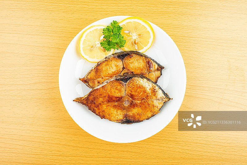 一碟香煎马鲛鱼块图片素材