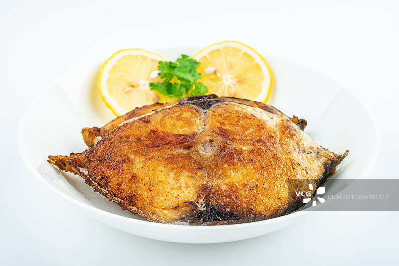 白背景上一碟香煎马鲛鱼块图片素材