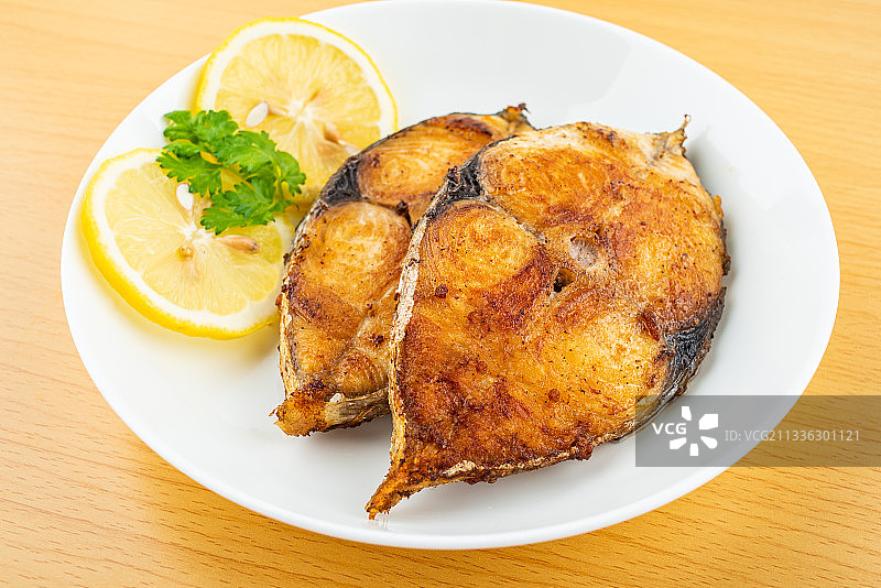 一碟香煎马鲛鱼块图片素材