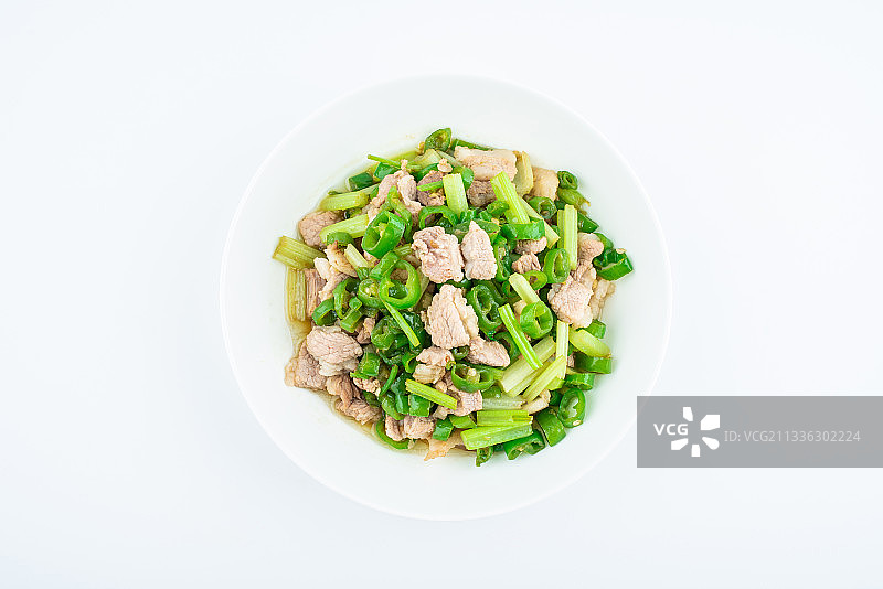 白背景上一碟辣椒炒肉片图片素材