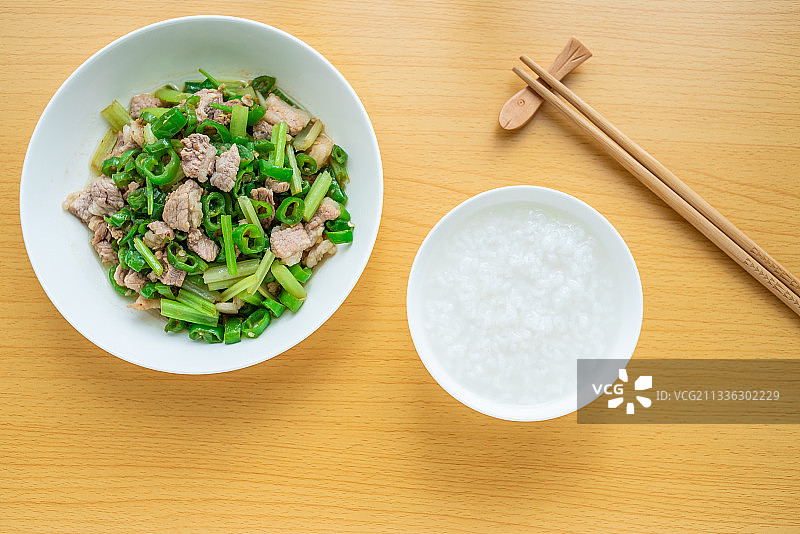 夏季开胃食谱白粥配辣椒炒肉片图片素材