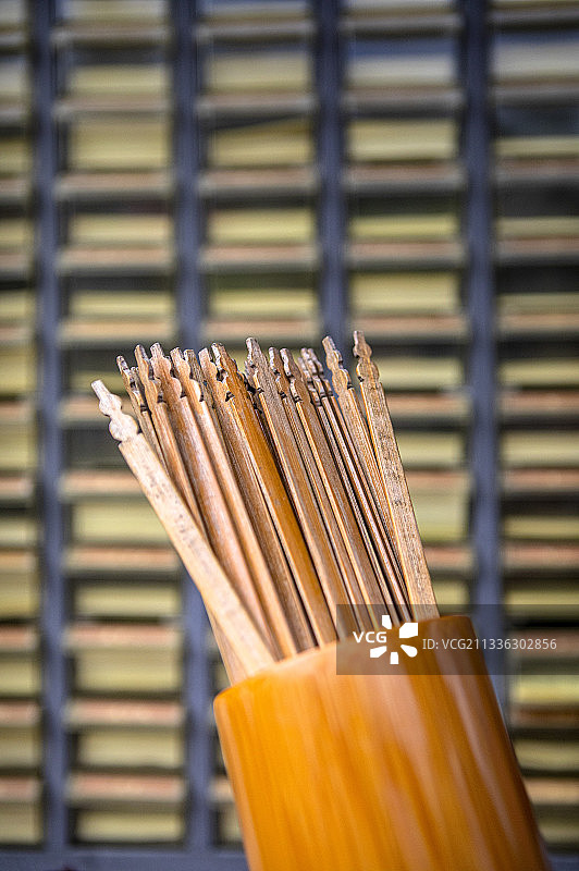 中国传统文化庙宇中的签筒及诗签箱图片素材