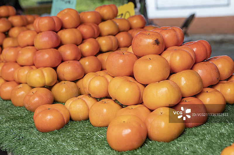 甜美多汁新鲜的柿子图片素材