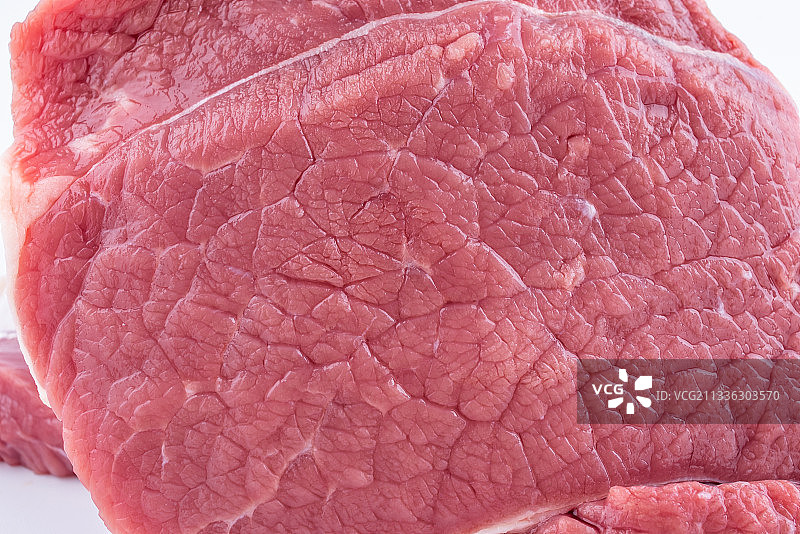 白背景上一块新鲜科尔沁牛肉图片素材