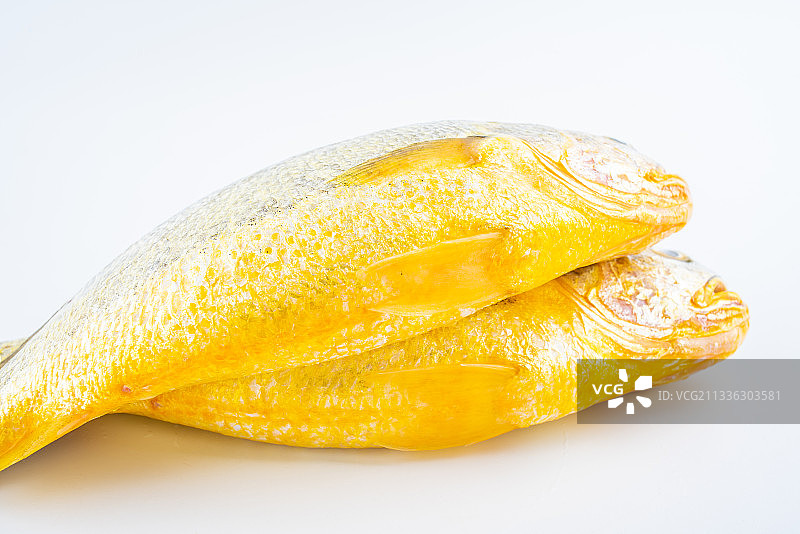 白背景上的新鲜黄花鱼图片素材