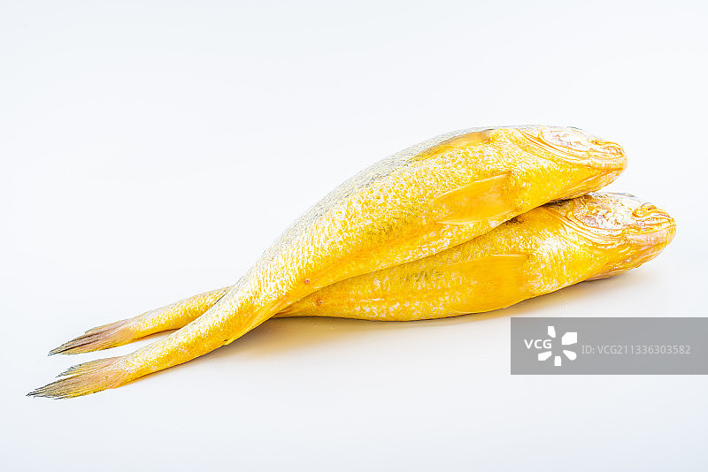 白背景上的新鲜黄花鱼图片素材
