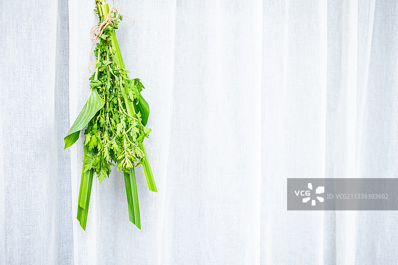 中国端午节门窗悬挂的艾草菖蒲图片素材