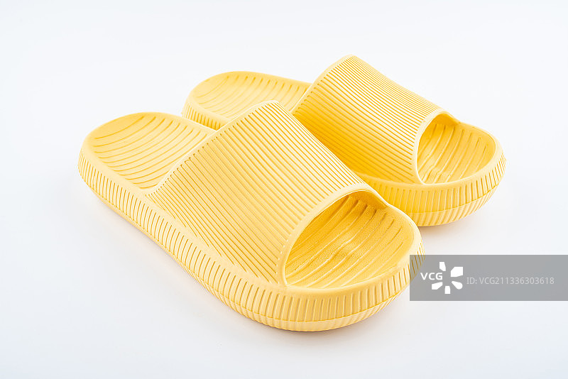 白背景上一双黄色拖鞋图片素材