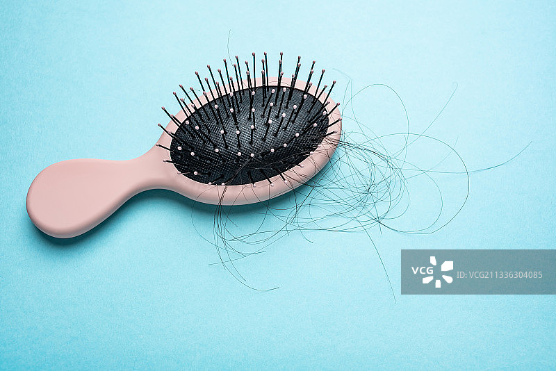 梳子和脱落的头发图片素材
