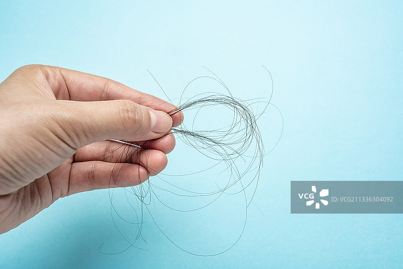 手捧脱落的头发图片素材