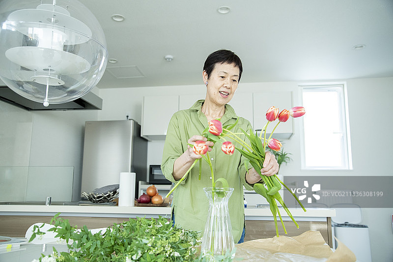 女人在插花图片素材