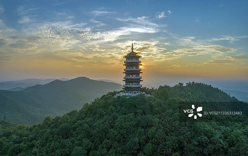 航拍襄阳古隆中风景区隆中山腾龙阁晚霞彩云全景旅游风光图片素材