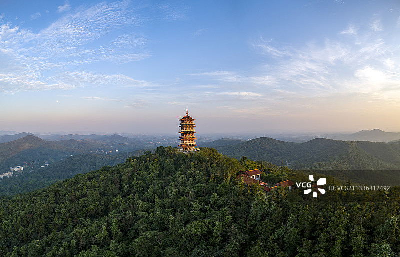 航拍襄阳古隆中风景区隆中山腾龙阁晚霞彩云全景旅游风光图片素材
