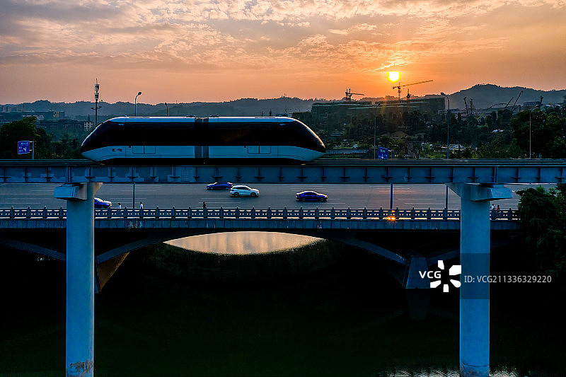 重庆璧山：云巴城中穿，市民公园游图片素材