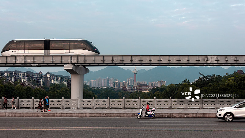 重庆璧山：云巴城中穿，市民公园游图片素材