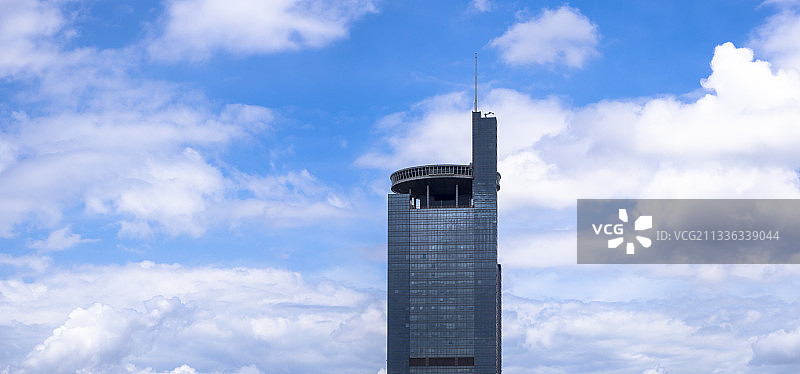 南宁地王大厦和蓝天白云图片素材