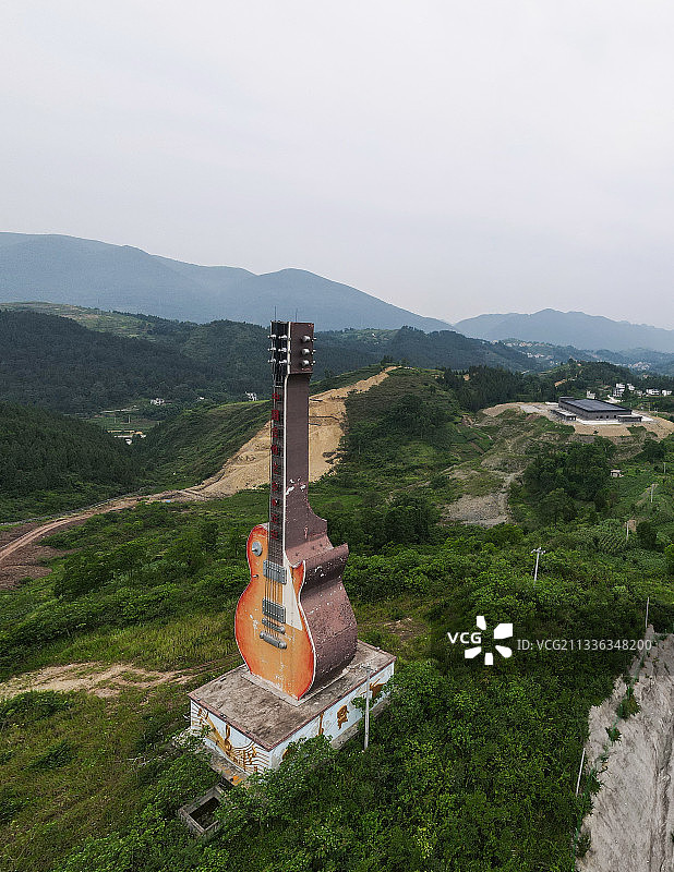 贵州省遵义市正安县三江镇巨型吉他雕塑图片素材