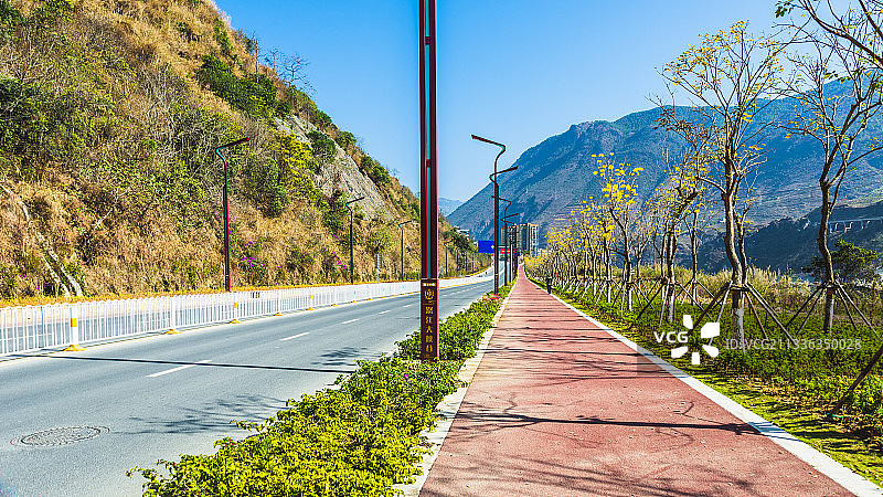 怒江美丽公路人车分离图片素材